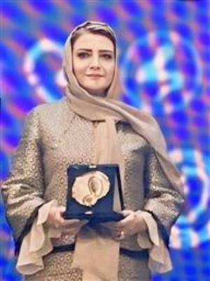 دریافت جایزه چهارمین دوره جایزه پروانه فرزانه توسط دکتر سودابه داوران همزمان با دومین کنگره بین المللی کنسر ژنومیکس